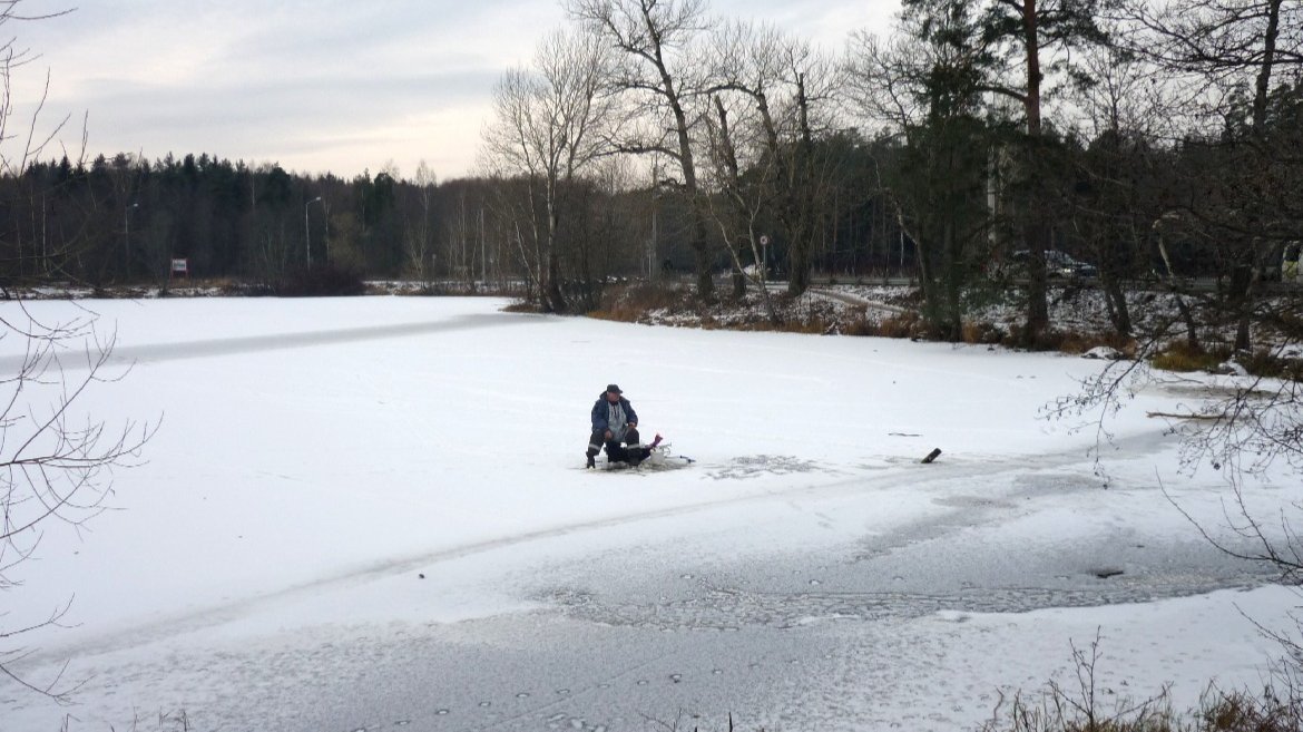 Двух рыбаков-экстремалов сняли со льда в Петродворцовом районе