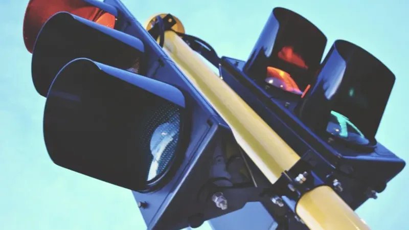 Школьнице упал на голову светофор после ДТП в Приморском районе