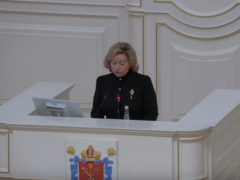 Наталья Чечина выступает в ЗакСе. Скриншот: трансляция заседания ЗакСа