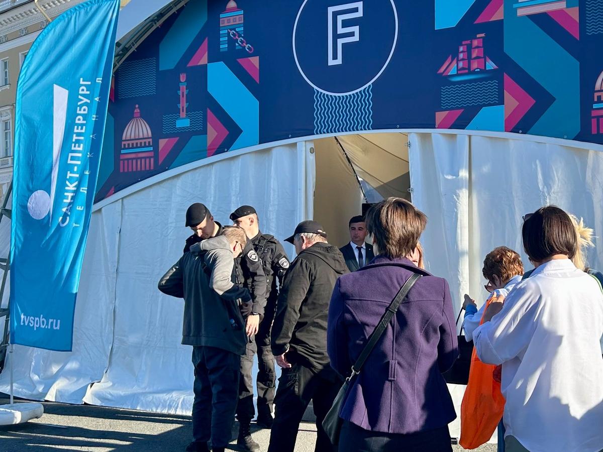 Досмотр проводили у тех шатров, где авторы вещали на тему СВО. Фото: Дарья Дмитриева / MR7