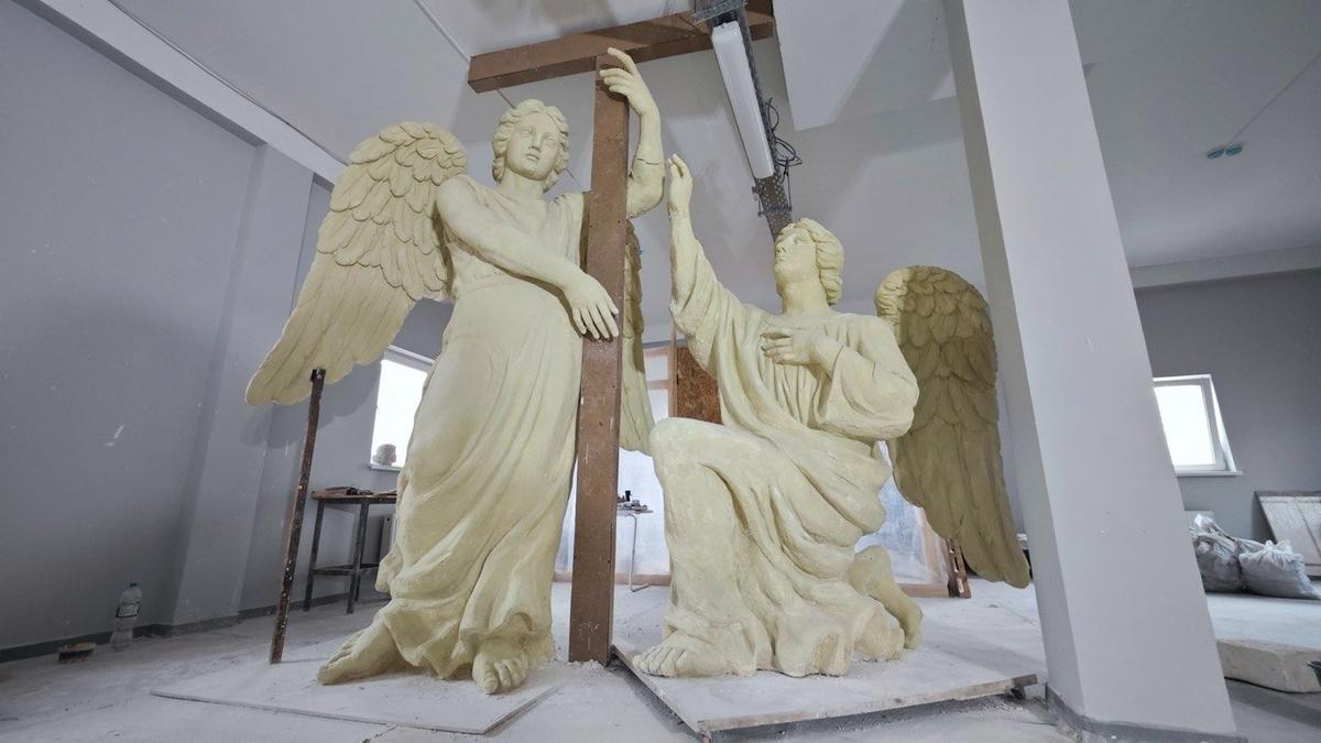 Гипсовая модель скульптурной группы двух ангелов с крестом в масштабе 1:1. Фото: предоставлено Фондом содействия восстановлению объектов истории и культуры