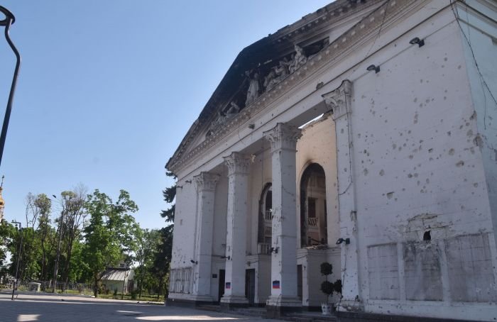 Беглов осмотрел разрушенный драмтеатр в Мариуполе, парк и филармонию