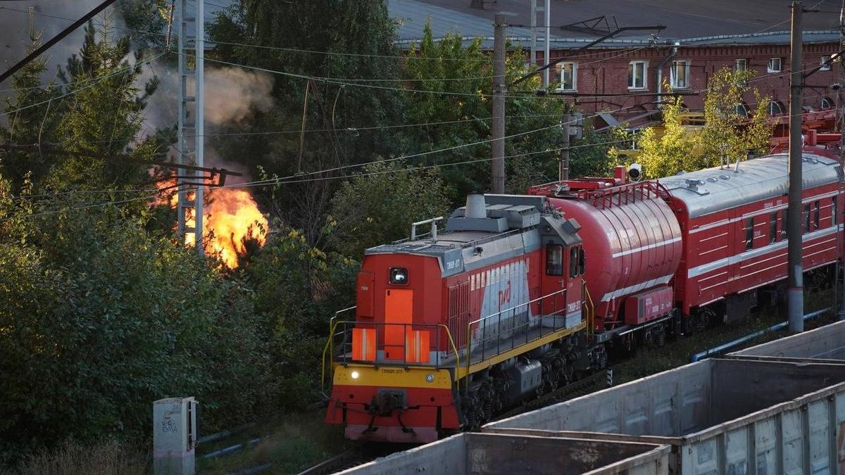 Две заброшенные бытовки тушат пожарные в районе станции Сортировочный-Московский