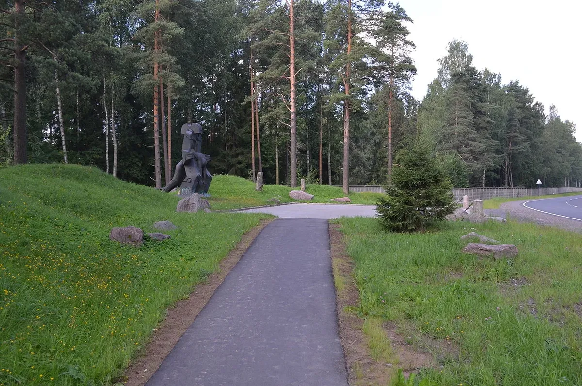 Памятник «Молох тоталитаризма» у входа на Левашовское кладбище. Фото: commons.wikimedia.org