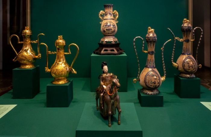 От винных чашечек — до ваз из горного хрусталя: новая выставка «Дары Петру Великому» в Эрмитаже
