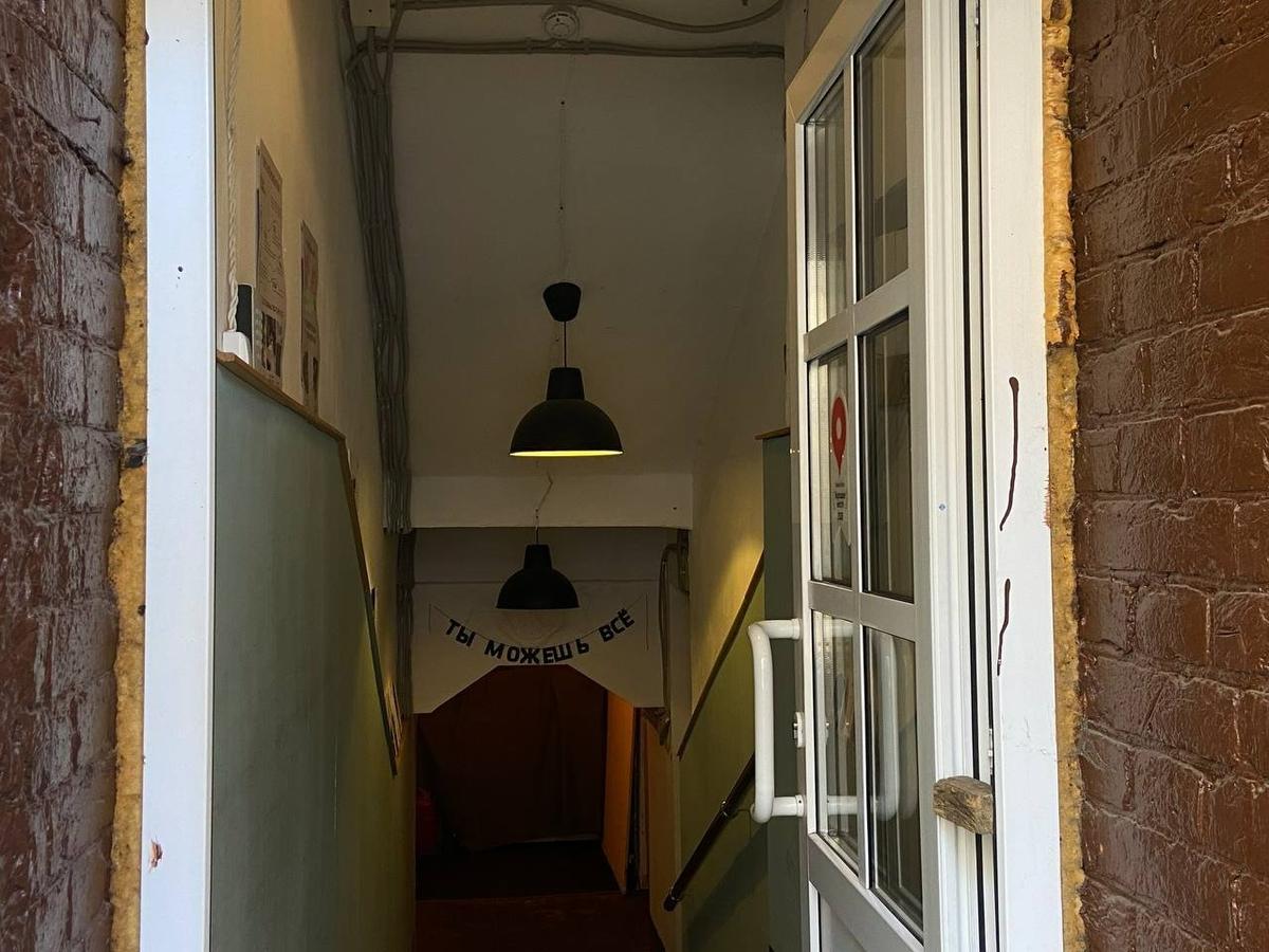 Вход в благотворительную кофейню «Анна помогает» на улице Репина, 10. Фото: Валерия Шимаковская / MR7