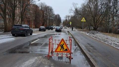 В Петергофе из-за прорыва на сетях в 10 зданиях пропала холодная вода