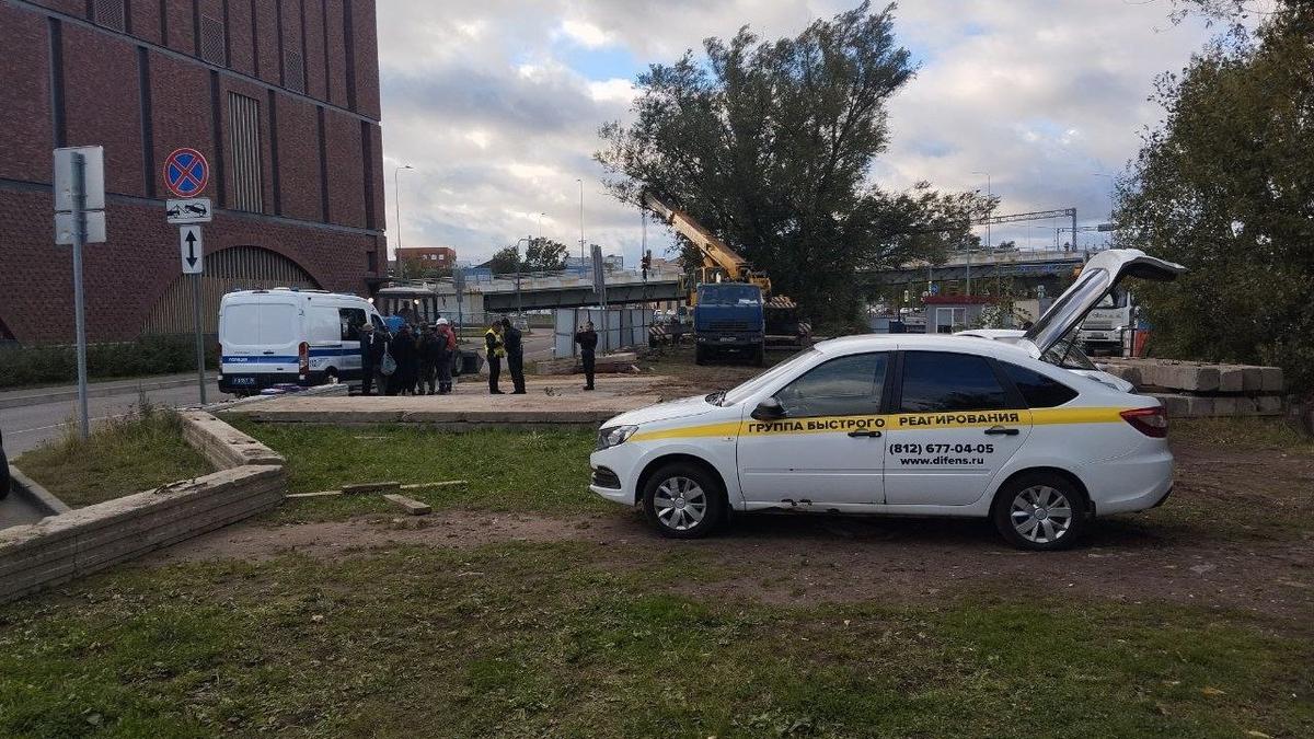 На стройку в парке «Заросли» приехала полиция и задержала активистку