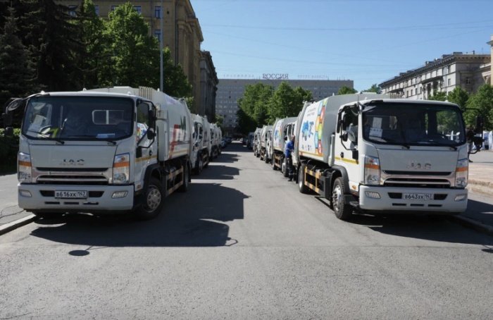 Петербург получил 40 новых мусоровозов из Китая