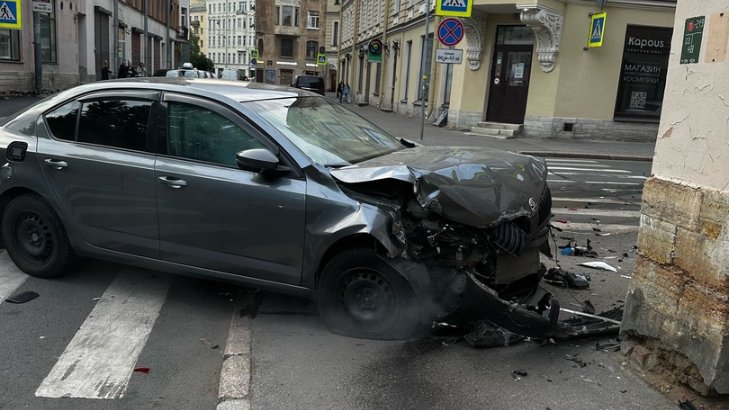 Иномарка влетела в стену дома после ДТП на пересечении Саблинской и Воскова