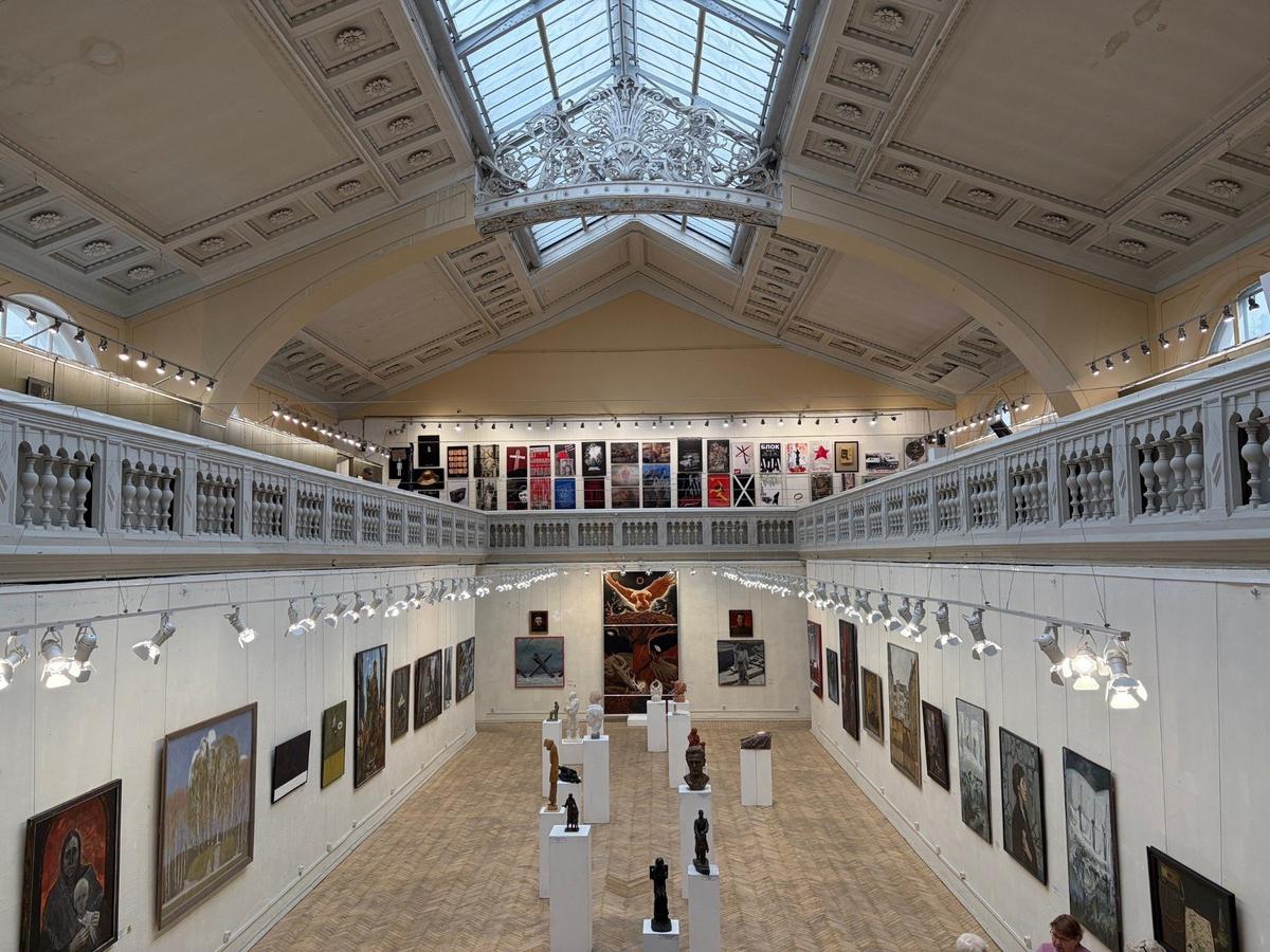 Выставка «Подвигу блокадного Ленинграда посвящается» в Большом зале петербургского Союза художников, на которой экспонировались и картины Всеволода Петрова-Маслакова, 2026 год. Фото: Валерия Шимаковская / MR7