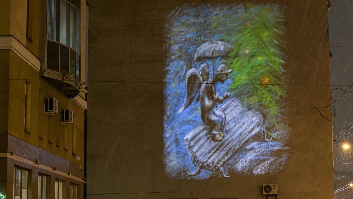 Фасады домов Петербурга к Новому году украсили световые проекции