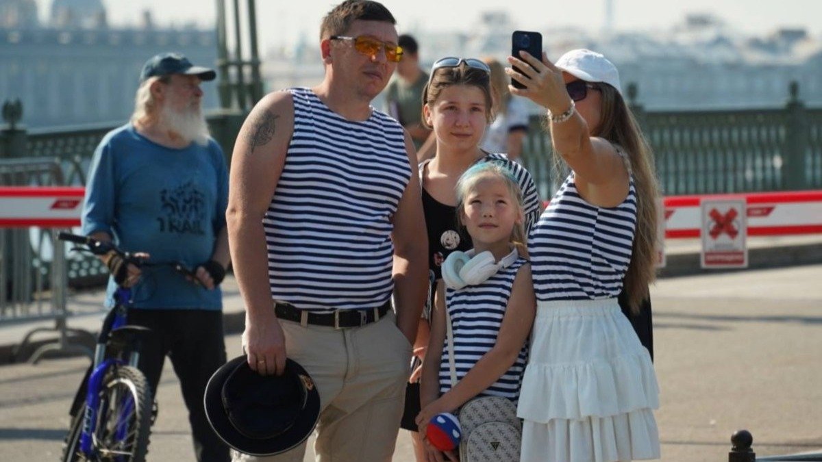 Петербуржцев зовут отметить День тельняшки на ледоколе «Красин»