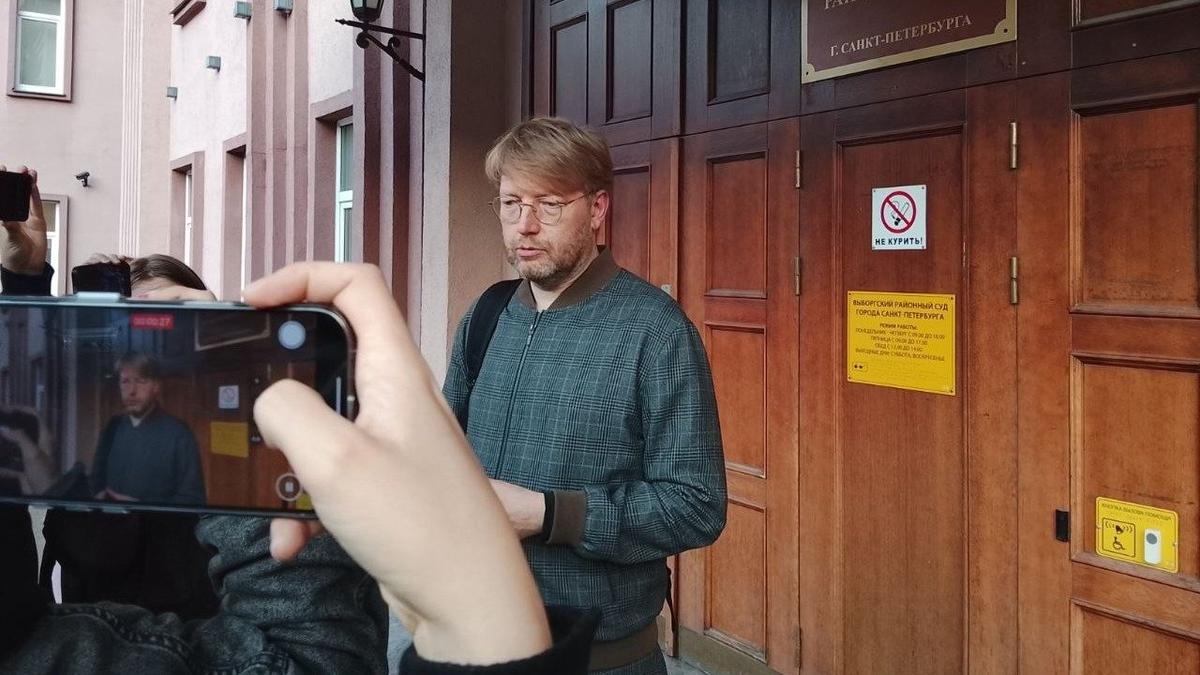 Николай Рыбаков на выходе из суда. Фото: Ирина Рыбченко / МР7