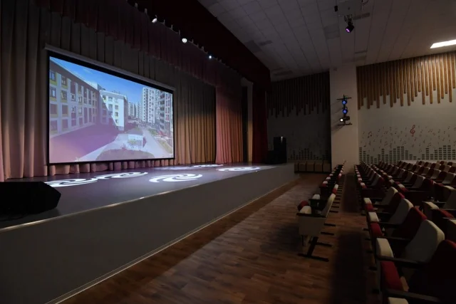 Школа_Янила_актовый зал.jpeg