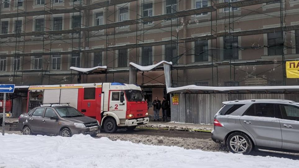 Во время пожара на Бумажной улице эвакуировали 50 человек