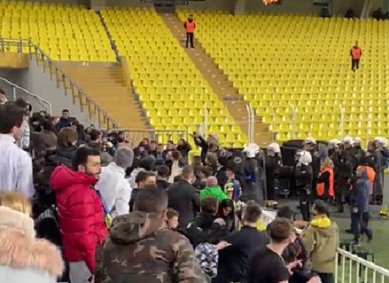 Российских фанатов уводят в подтрибунное помещение. Скриншот видео с Telegram-канала болельщиков «Зенита»