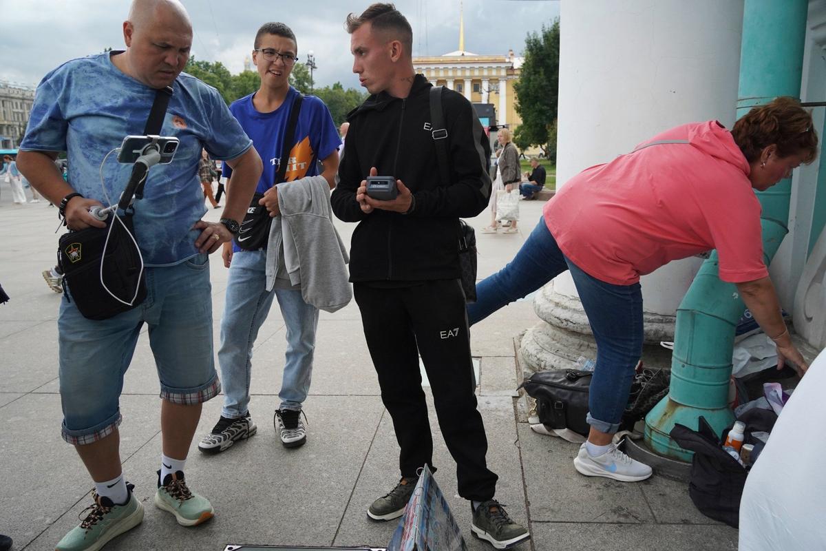 Даниил и его клиенты. Фото: Павел Борисенко / MR7