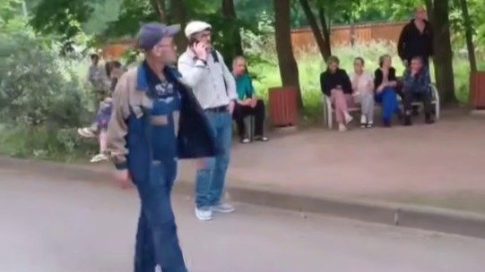 Эвакуированные из медучреждения на Бумажной улице. Скриншот видео: «Мегаполис»