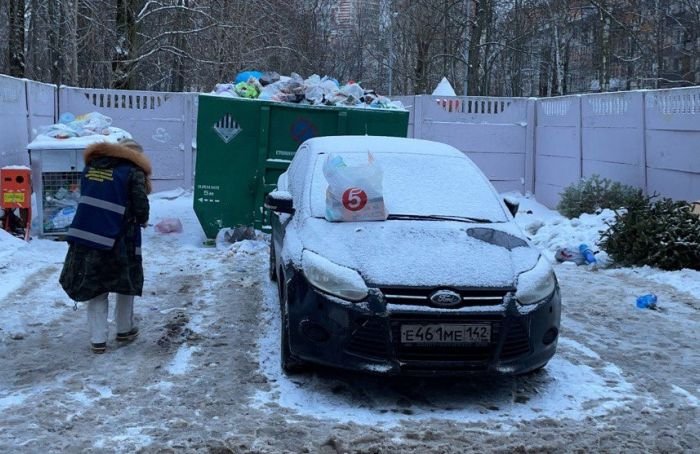 В Московском районе эвакуировали машины, мешавшие вывозу мусора