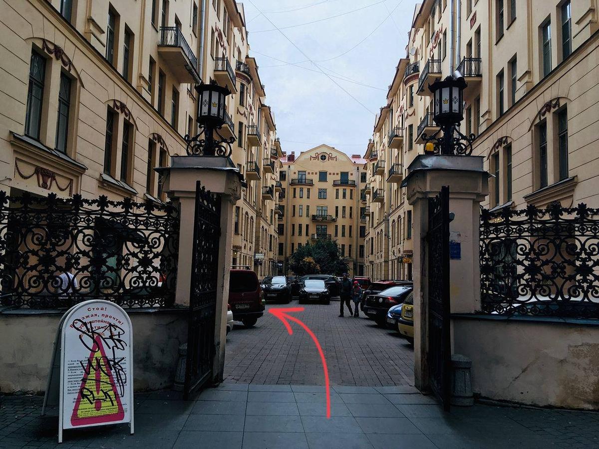 Вход в «Открытое пространство» теперь со двора дома 25 по улице Рубинштейна. Фото: «Открытое пространство»