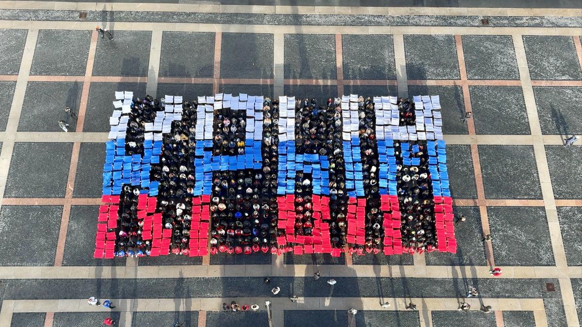 Флешмоб на Дворцовой площади. Фото: пресс-служба Молодой гвардии Единой России