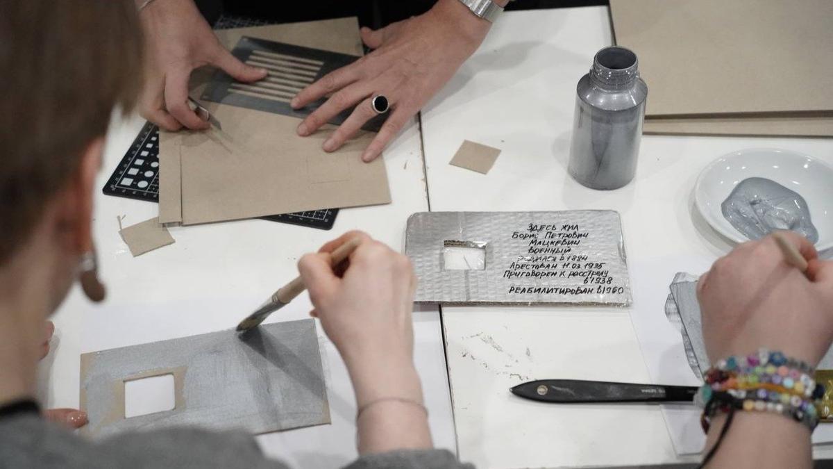 В «Открытом пространстве» создали 32 картонных копии табличек «Последнего адреса»