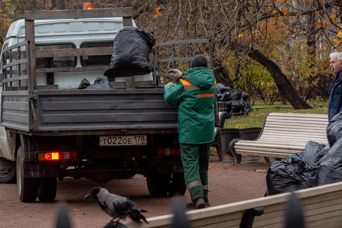 Уборка в парке. Фото: Олег Золото / MR7