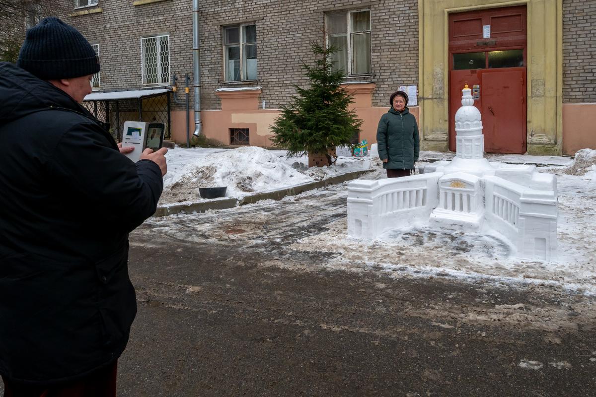 Прохожие заинтересовались снежным собором. Фото: Олег Золото / MR7