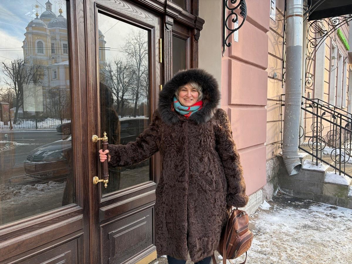 Светлана Звездина у парадной на улице Блохина, 20. Фото: Валерия Шимаковская / MR7