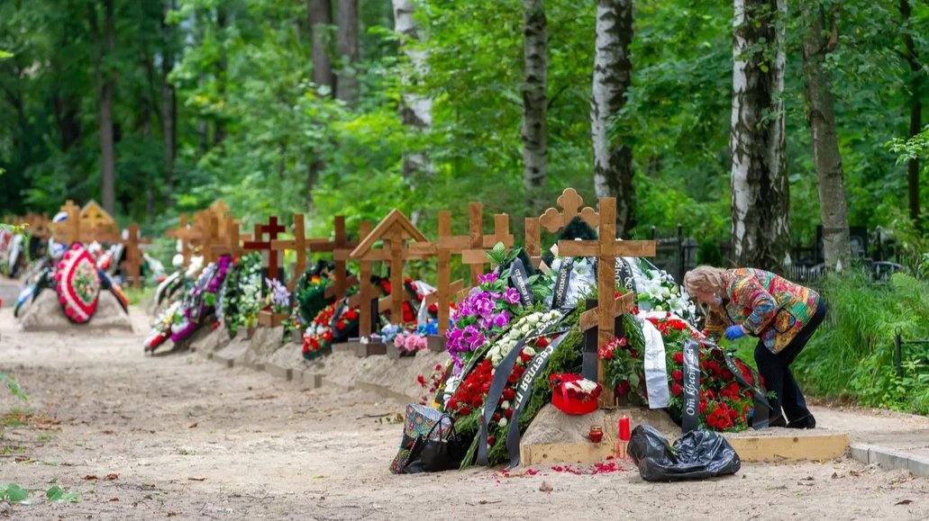 Уголовное дело возбудили после двух поджогов могилы участника СВО на Смоленском кладбище