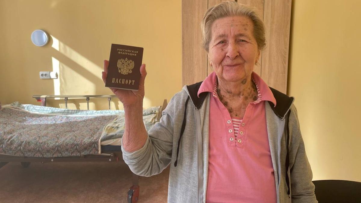 Светлана Григорьевна вместе со своим новым и пока единственным документом — паспортом. Фото: Даря Дмитриева / MR7