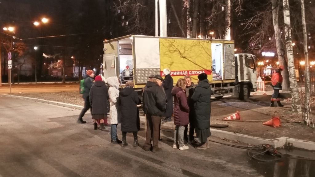 У здания ВНИИБ заметили машину аварийной службы и рабочих