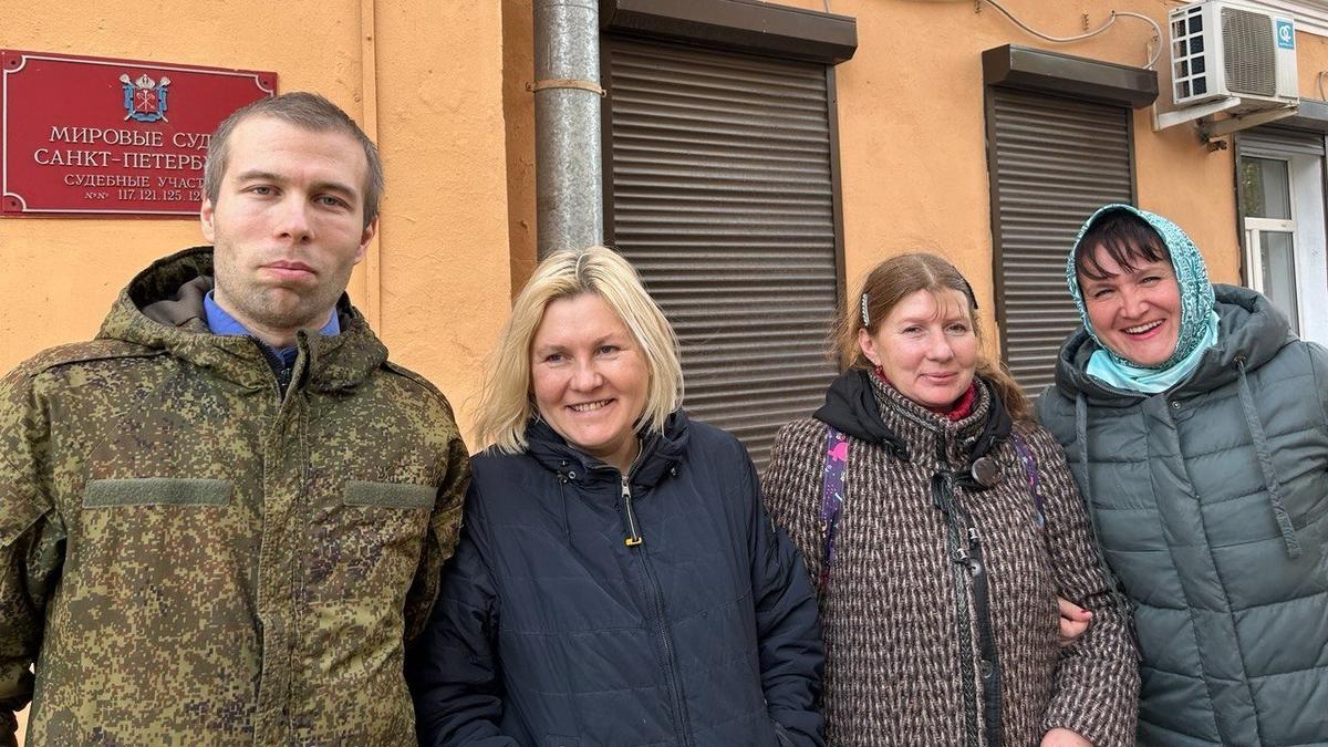 Ольга (вторая слева) вместе с соратниками после сегодняшнего суда. Фото: Дарья Дмитриева / MR7