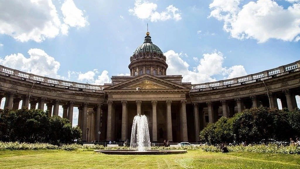 Фонтаны в центре Петербурга будут работать до 2:00 до конца июля