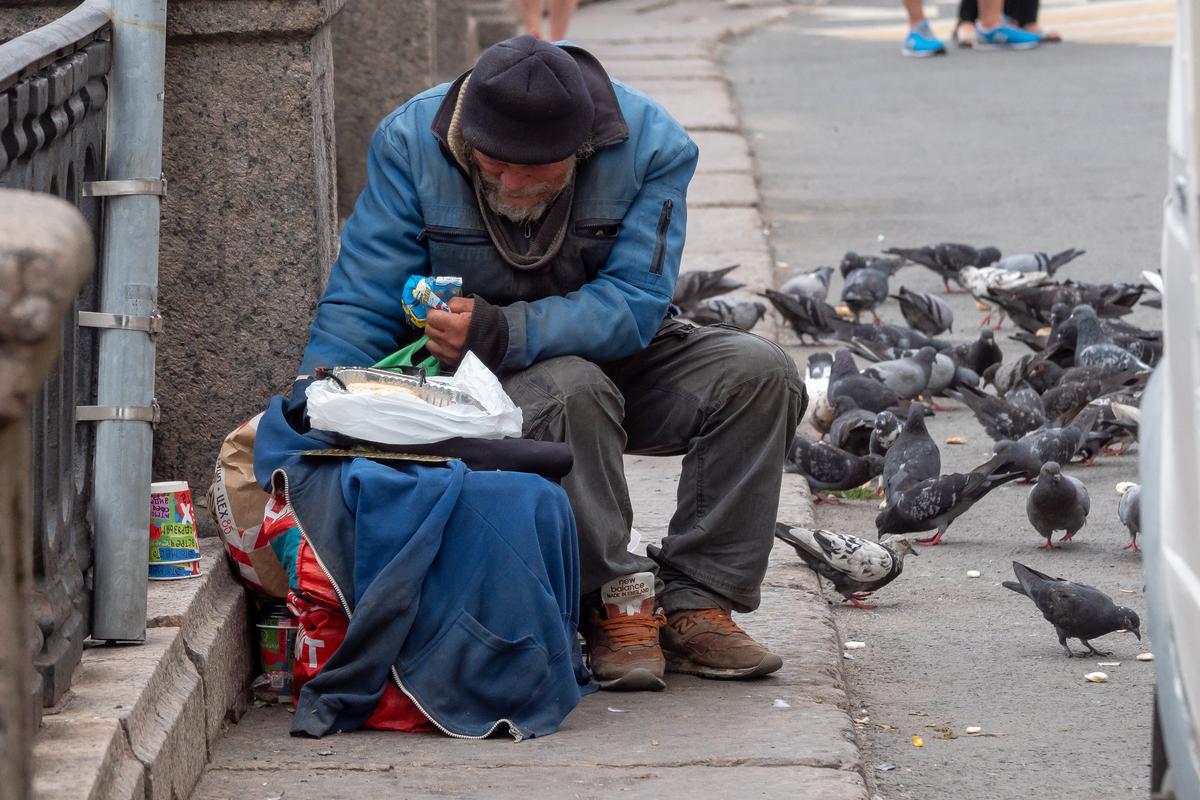 Блогерша из питера с бомжами. Бездомные люди в Санкт-Петербурге.