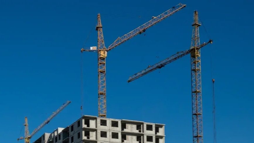 Рабочий упал с ангара на стройке в Московском районе. Его госпитализировали в тяжёлом состоянии