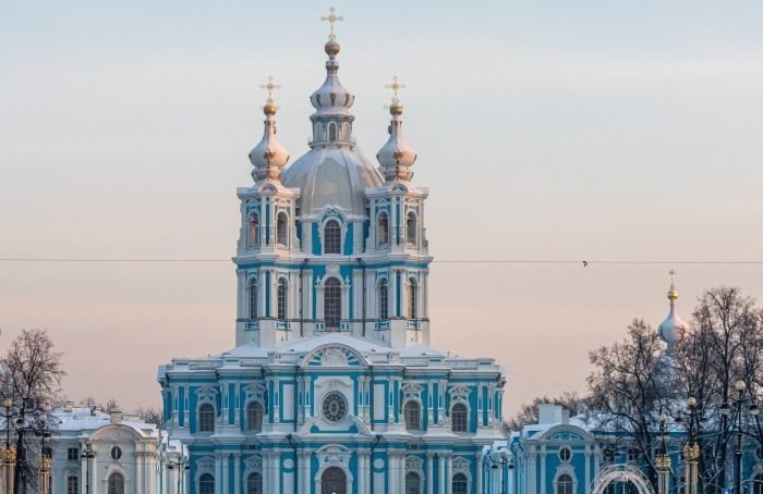 Смольный монастырь в Санкт Петербурге купола