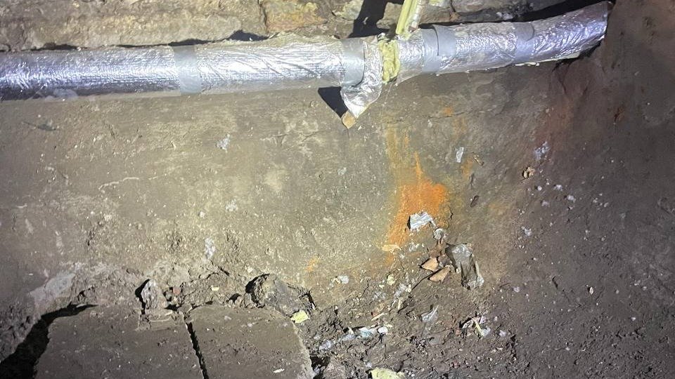 Заполненные водой шурфы в подвале соседнего с домом Басевича здания закопали. Что это было, жильцам не объяснили