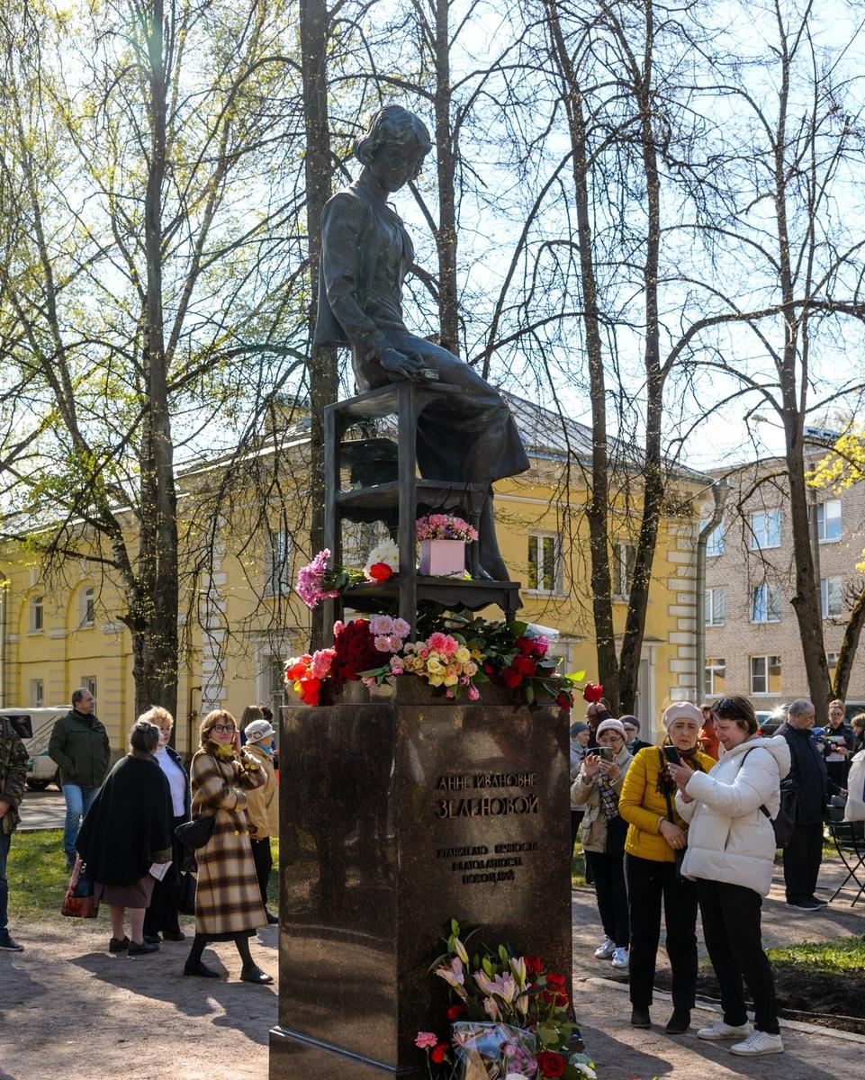 Памятник Анне Зеленовой. Фото: « Красивый Павловск »