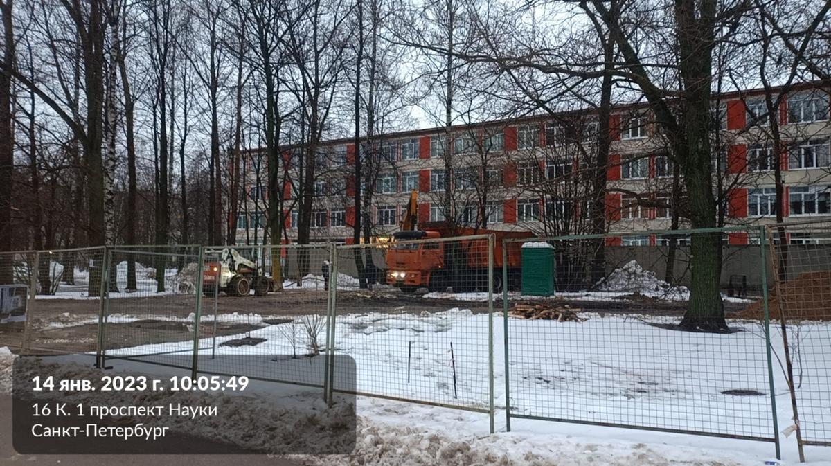 У школы № 121 устанавливают бетонный забор, несмотря на запреты