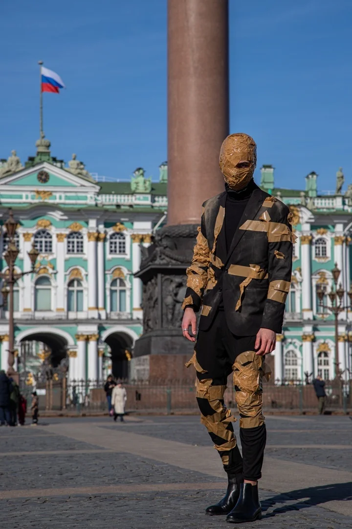 Петербургский человек. Петербург люди. Люди из Питера. Питер люди крутые. Люди на Дворцовой площади Николай 2.