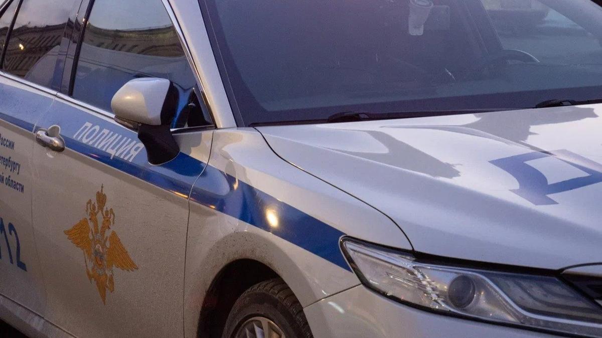 Опрокинувшийся при аварии грузовик сбил велокурьера на Кантемировской улице