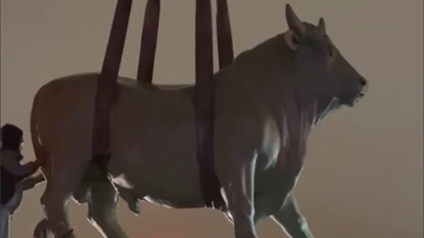 «Быков», стоявших у мясокомбината, увезли на реставрацию