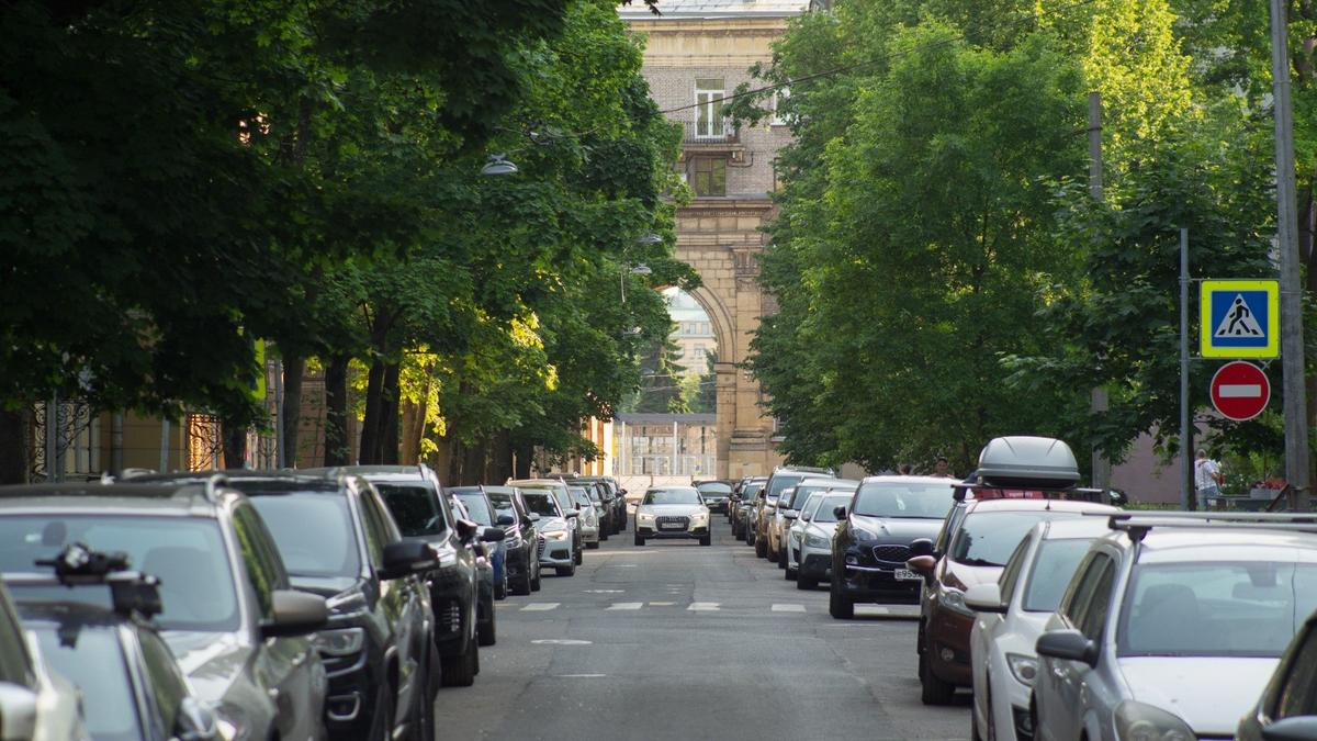 Офицерский переулок, где действует платная парковка. Фото: Дмитрий Абрамов / MR7