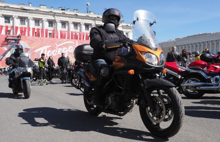 Петербургские байкеры открыли мотосезон на Дворцовой площади
