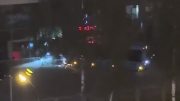 Лазурный автобус сбил фонарный столб и врезался в автосалон в Приморском районе