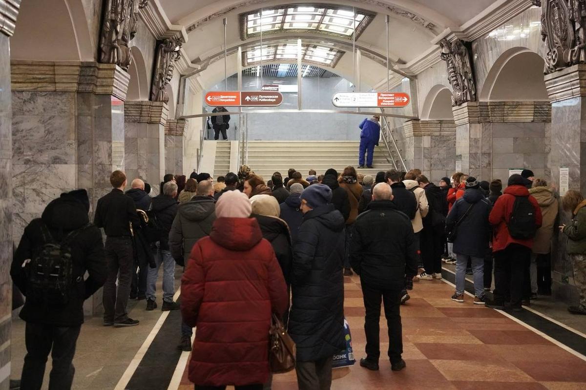 Люди ждут открытия перехода со станции «Кировский завод» на станцию «Путиловская». Фото: Павел Борисенко / MR7