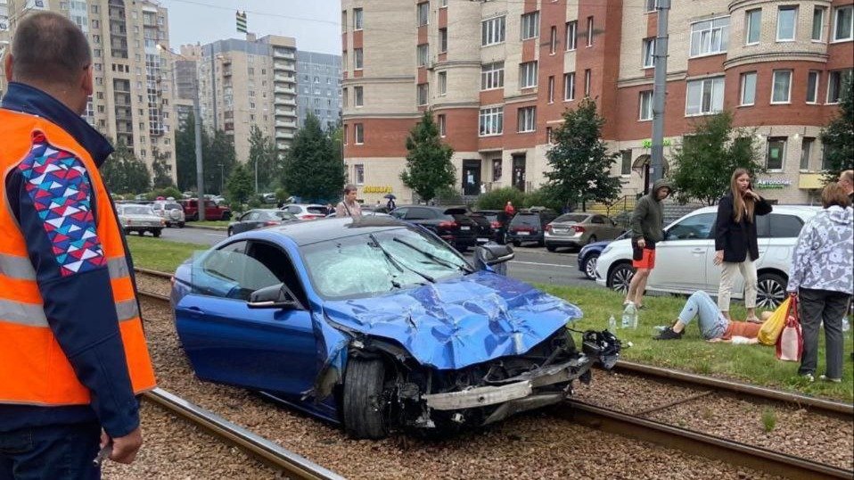 Водитель BMW вылетел на трамвайные пути на улице Савушкина