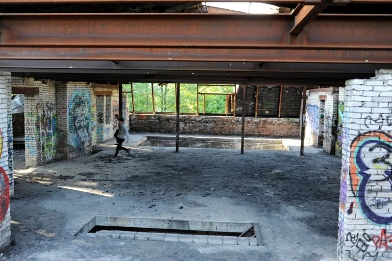 В полуразрушенном здании играют дети, фото: Сергей Ермохин
